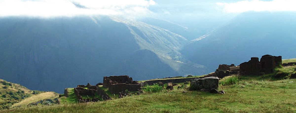 Ruines de Huchuy Qosqo surplombant la Vallée Sacrée