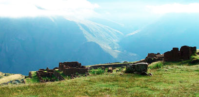 Ruines de Huchuy Qosqo et vue sur la Vallée Sacrée