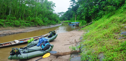 Packrafts à l'entrée de Blanquillo Macaw Lick