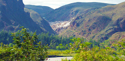 Vue des mines de sel de Maras depuis la rivière Urubamba